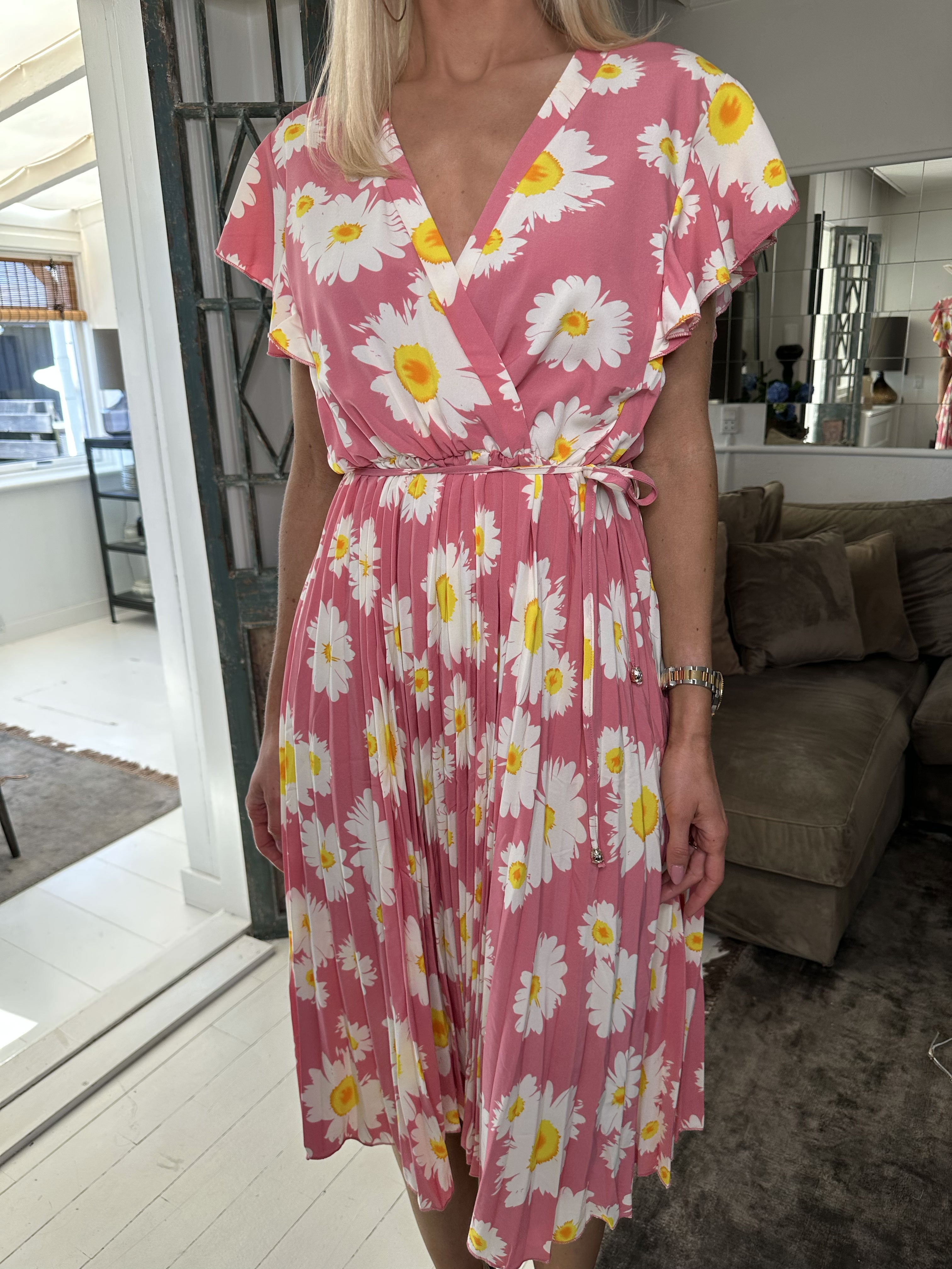 Florens - Fin sommerkjole med flæseærmer og plisseret skørt